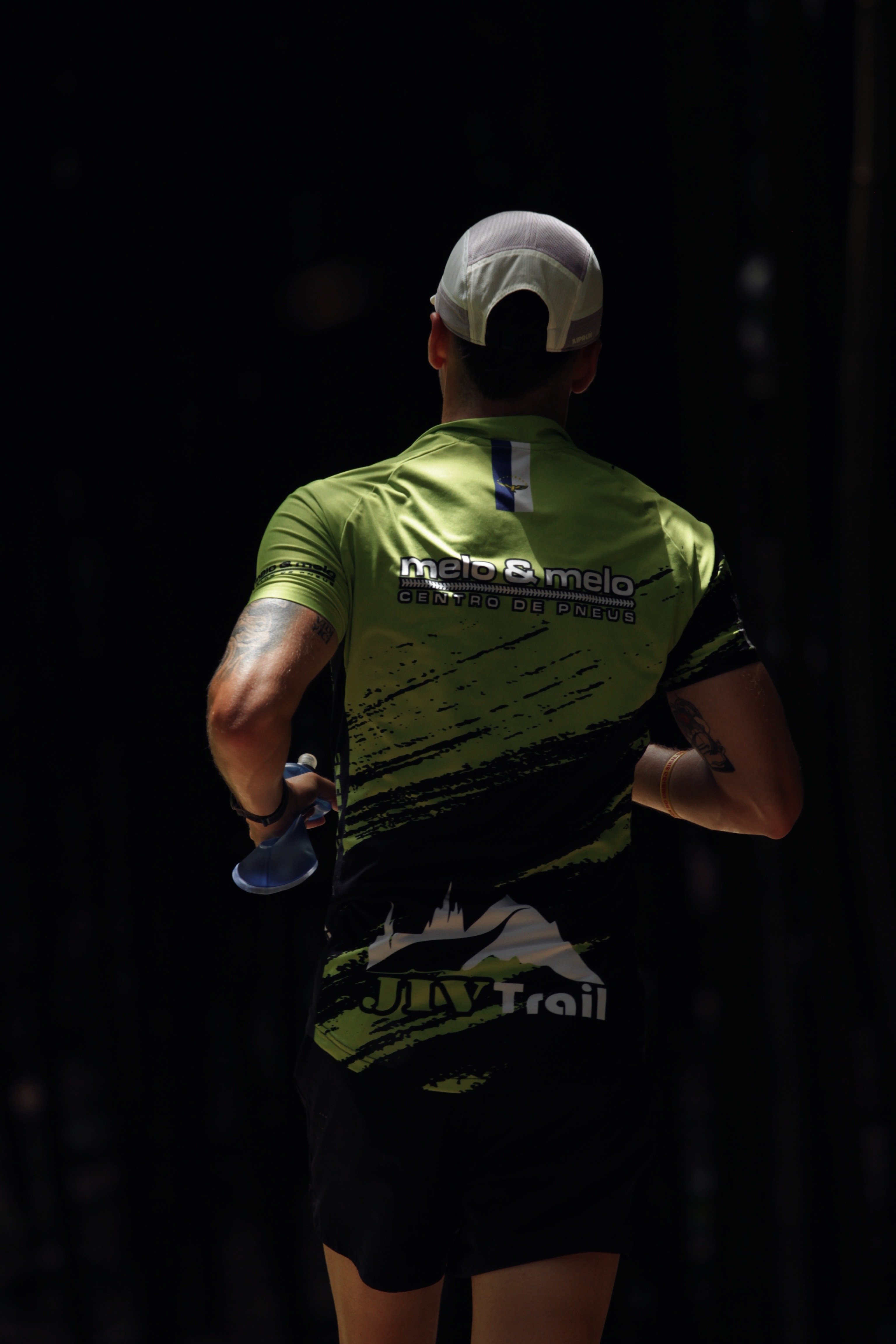 Corredor de trail em contraluz nos Açores