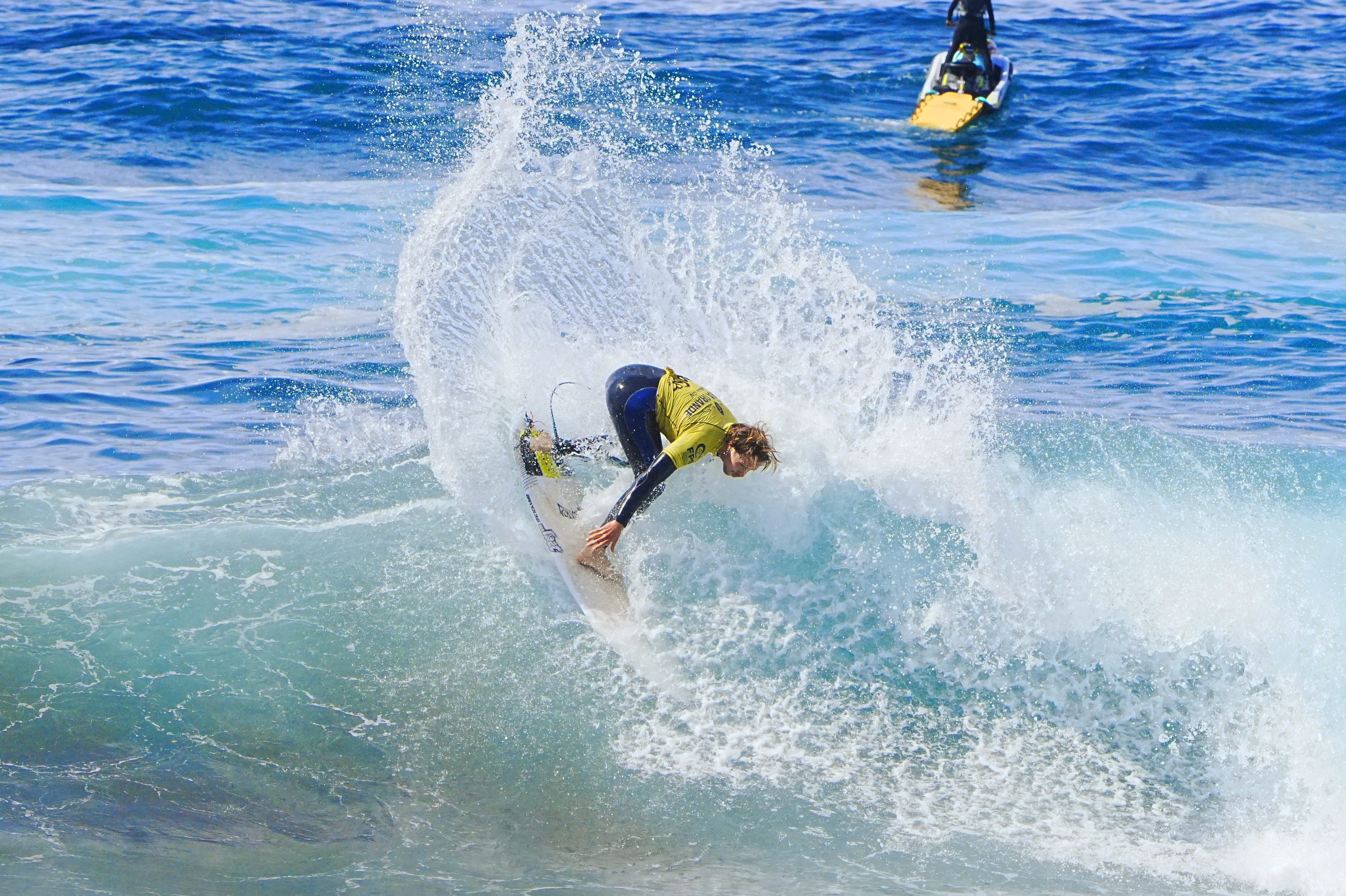 Surfista com grande leque de spray