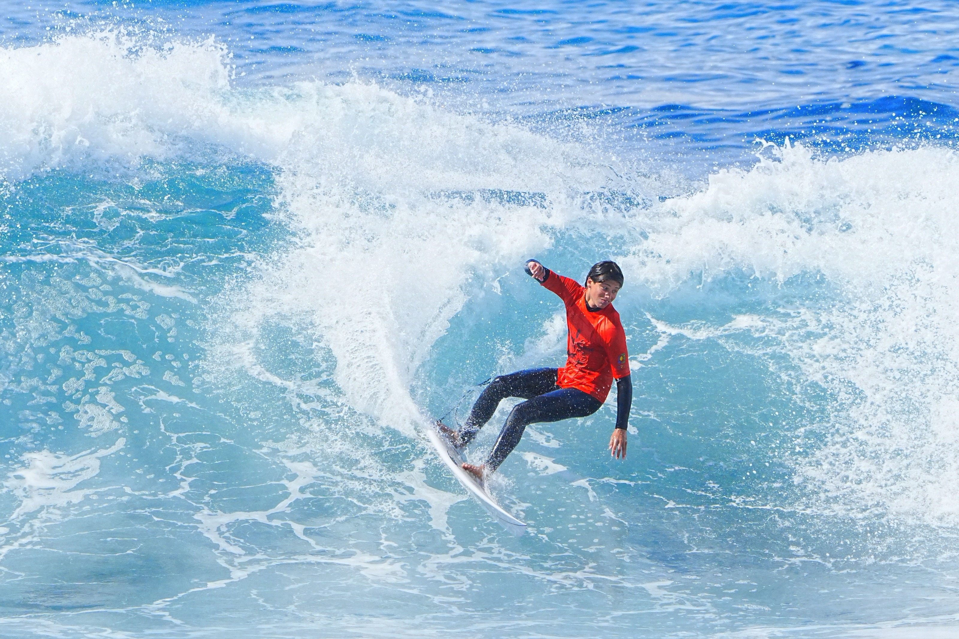 Surfista numa manobra com spray